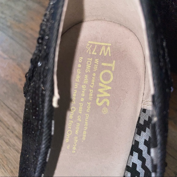 Toms Women’s 7 1/2 black sequin wedges - Picture 3 of 3
